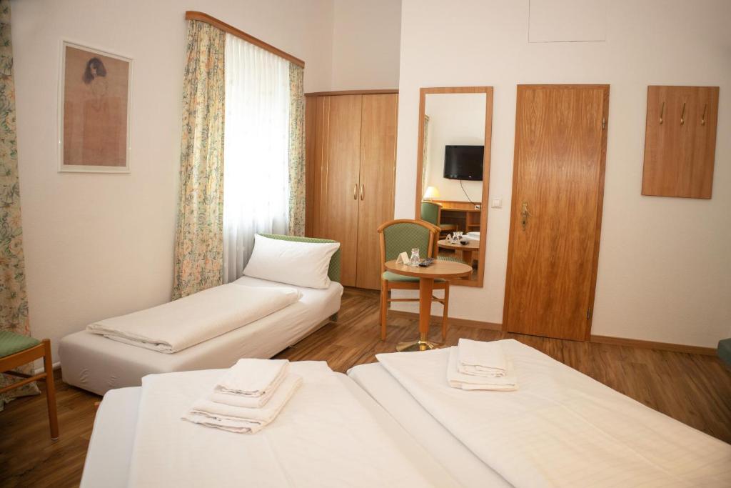 Postel nebo postele na pokoji v ubytování Hotel Möve garni