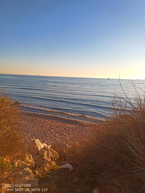 - une vue sur l'océan depuis une plage de sable dans l'établissement La maison à la mer de Mamé Rosette, à Port-de-Bouc