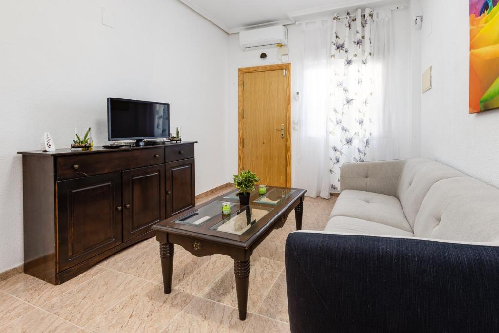Televízia a/alebo spoločenská miestnosť v ubytovaní Elegant apartment in Torrevieja with shared pool