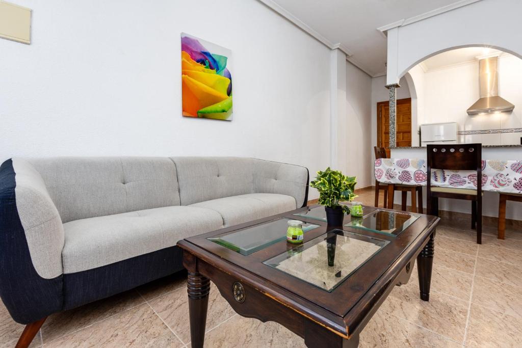 Posedenie v ubytovaní Elegant apartment in Torrevieja with shared pool