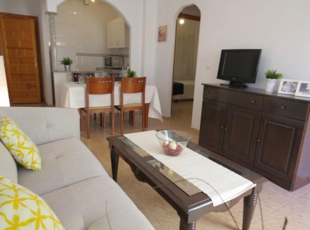 Televízia a/alebo spoločenská miestnosť v ubytovaní Elegant apartment in Torrevieja with shared pool