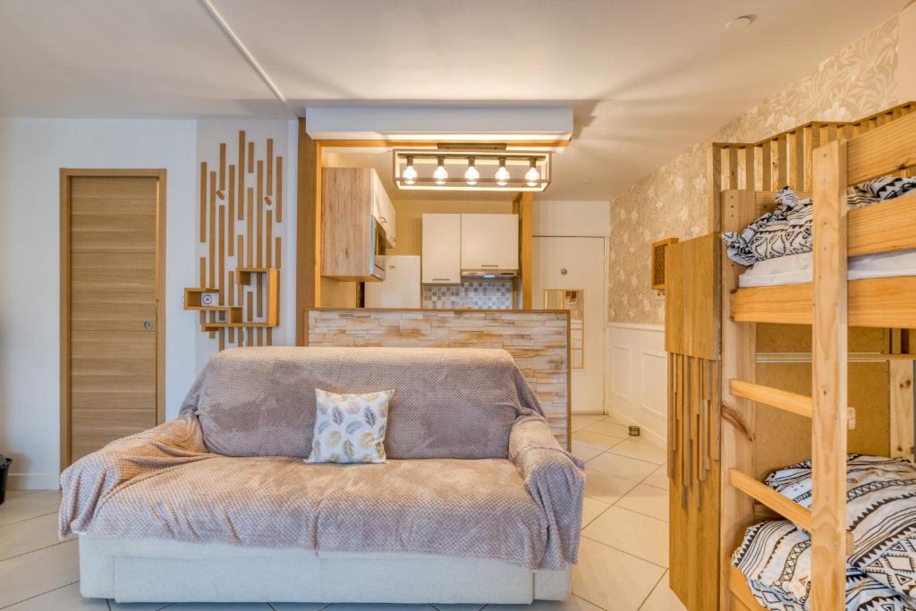 - une chambre avec un canapé et des lits superposés dans l'établissement Sunshine, à La Grande Motte