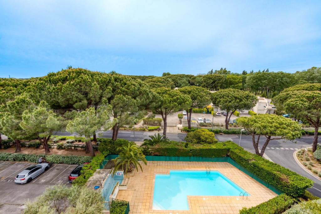 - une vue sur la piscine dans un parking dans l'établissement Penthouse du Golf, à La Grande Motte