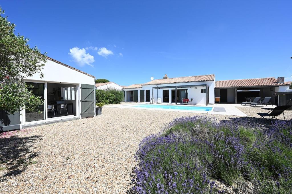 une villa avec piscine et une maison dans l'établissement 203 L'environnementale Villa with pool, à Sainte-Marie de Ré