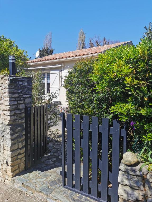 une clôture noire devant une maison dans l'établissement U Casetta, à Patrimonio