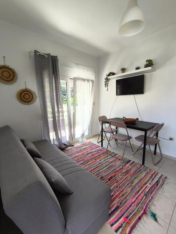 Televisyen dan/atau pusat hiburan di Sunny mountain view apartment with free parking