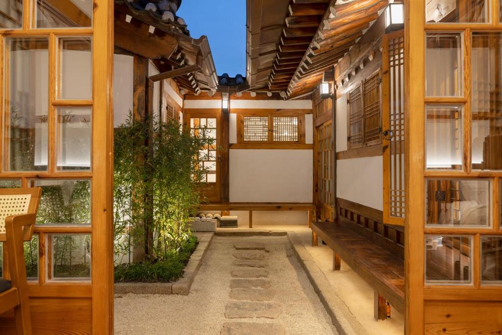 Großes Zimmer mit Holzwänden und Fenstern in der Unterkunft Full moon hanok - Premium stay , Open sale in Seoul