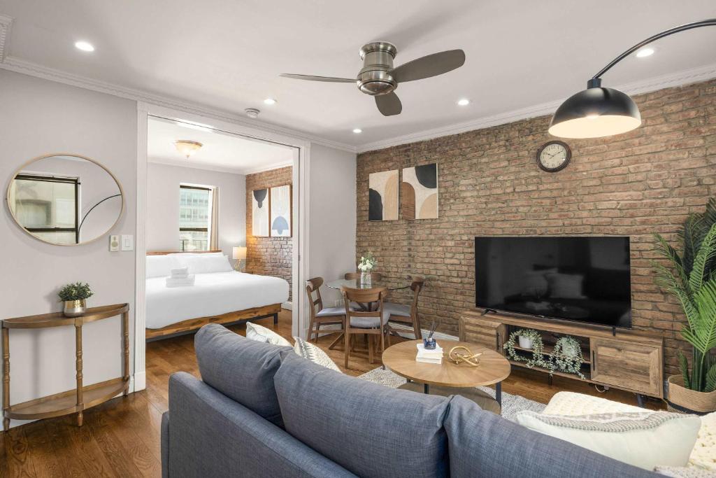 TV a/nebo společenská místnost v ubytování Stylish NYC Retreat Near Top Attractions