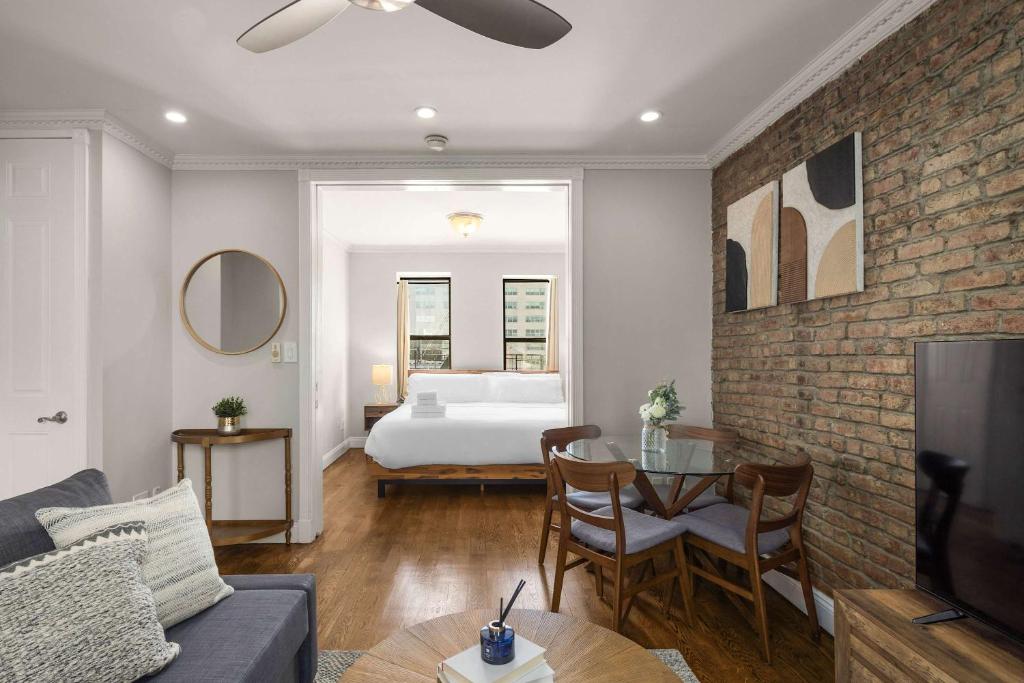 Postel nebo postele na pokoji v ubytování Stylish NYC Retreat Near Top Attractions