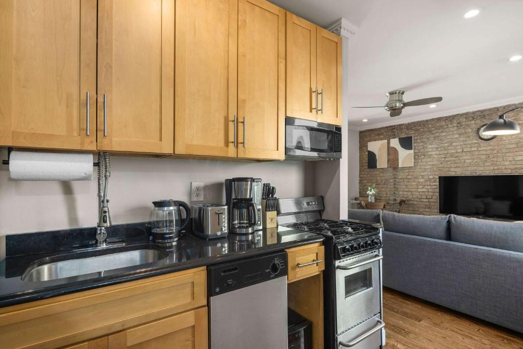 Kuchyň nebo kuchyňský kout v ubytování Stylish NYC Retreat Near Top Attractions