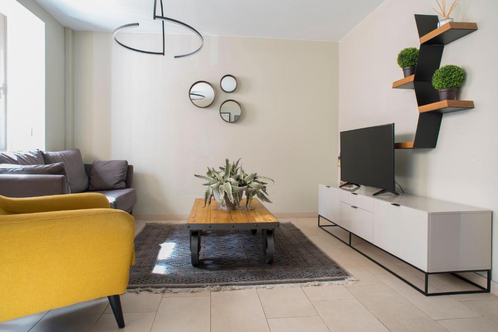 Una televisión o centro de entretenimiento en Apartaments Turístics Cardona II