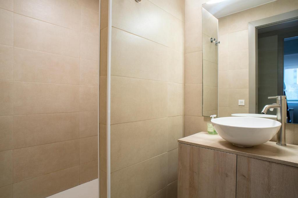 un baño con lavabo y ducha en Apartaments Turístics Cardona II, en Cardona