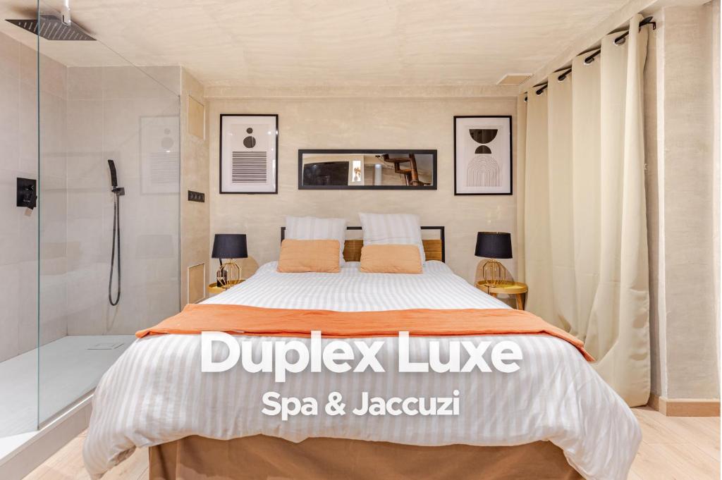 une chambre avec un grand lit et une douche dans l'établissement Duplex Luxe - Sauna & Jacuzzi Privatif, à Montrouge