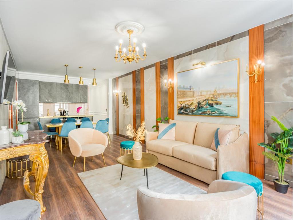 un salon avec un canapé et une table dans l'établissement Merveil -Luxury Serviced Apartment-Saint Martin II, à Paris