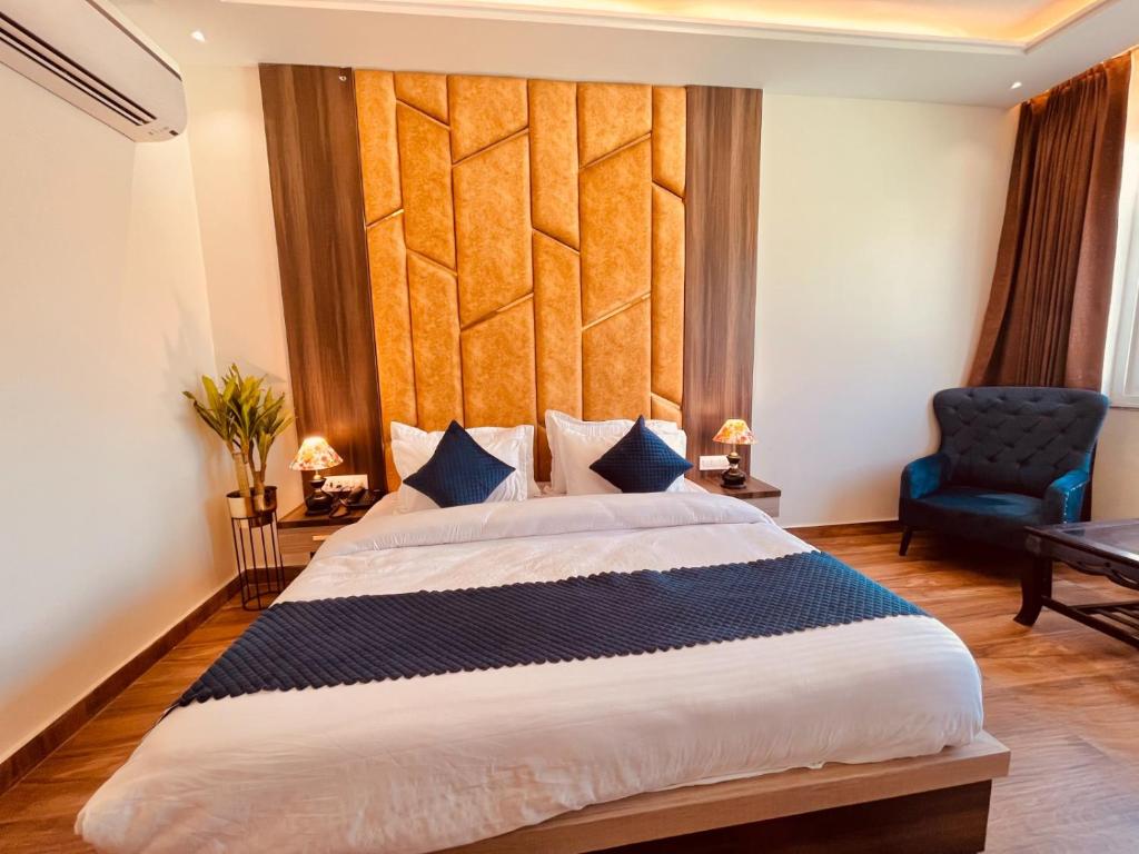 Postel nebo postele na pokoji v ubytování Hotel Ganges, Lavish & Luxury Stay On Rishikesh Road, Haridwar