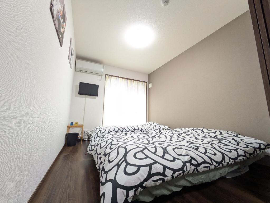 Postel nebo postele na pokoji v ubytování Nanba southエルメゾン3rd