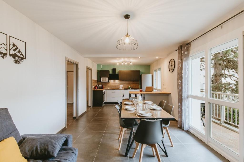 une salle à manger et une cuisine avec une table et des chaises dans l'établissement Appartement T3, spacieux, climatisé, cosy, à Bassens