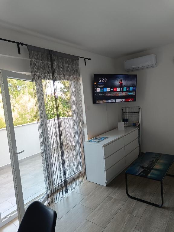 TV a/nebo společenská místnost v ubytování Apartment Domagoj, Novalja