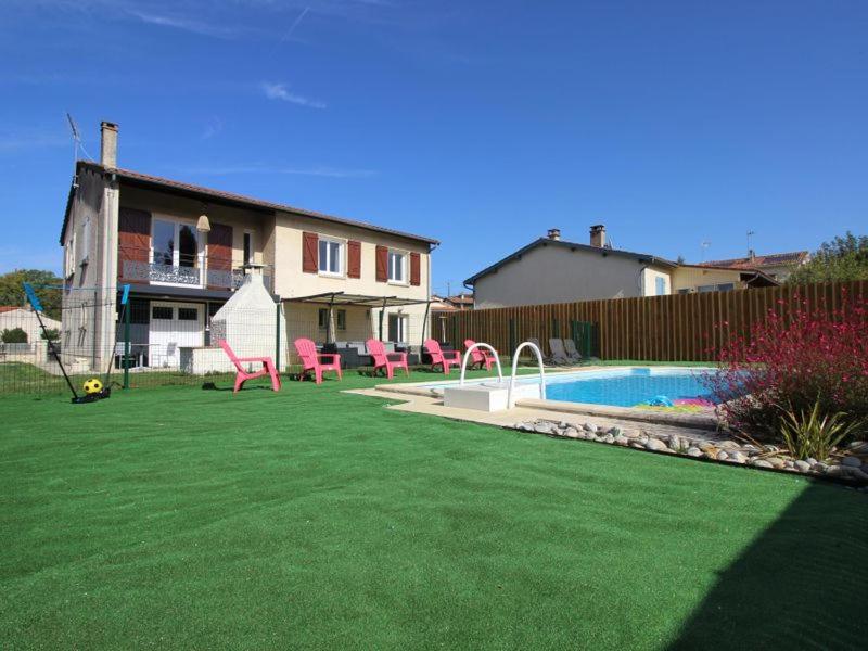 une cour avec une piscine et des chaises et une maison dans l'établissement Maison RAVI, à Lectoure