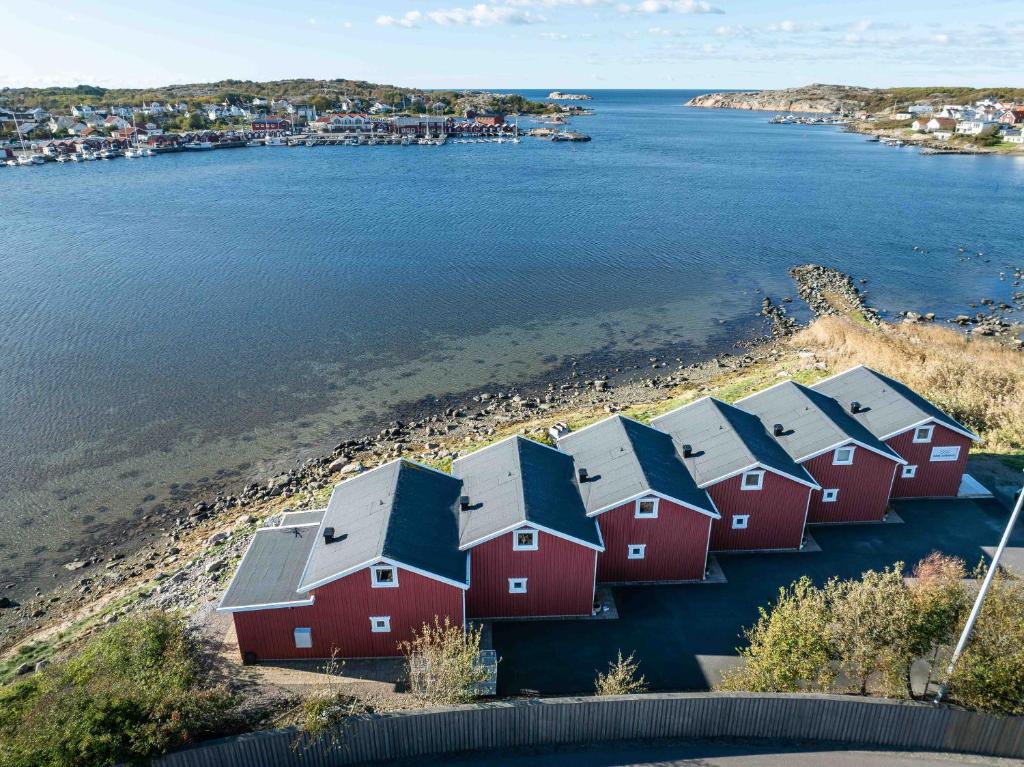 a row of houses on the shore of a body of water at Hönö Sjöbodar in Hönö