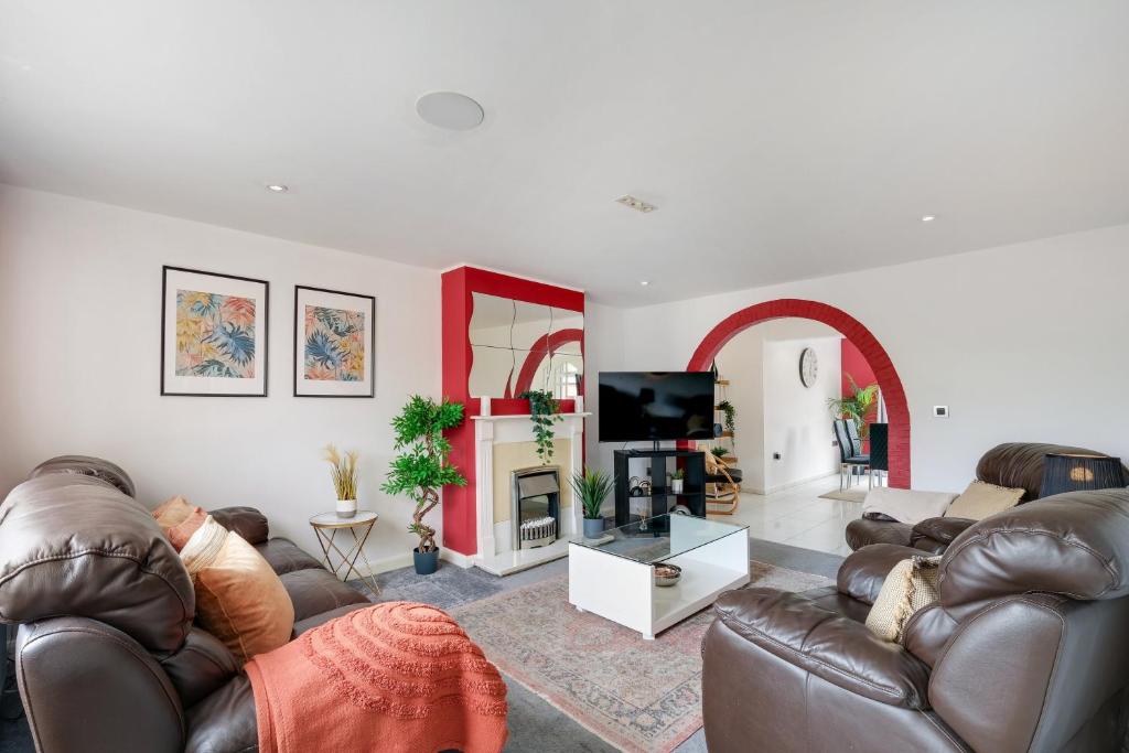 Et tv og/eller underholdning på Elegant 5 Bed Home with Garden & Parking - Slough