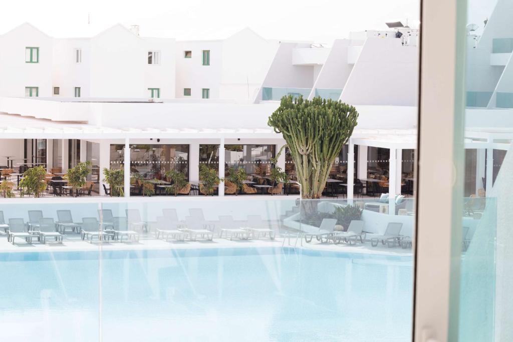 Bazén v ubytování Radisson Blu Resort, Lanzarote Adults Only nebo v jeho okolí
