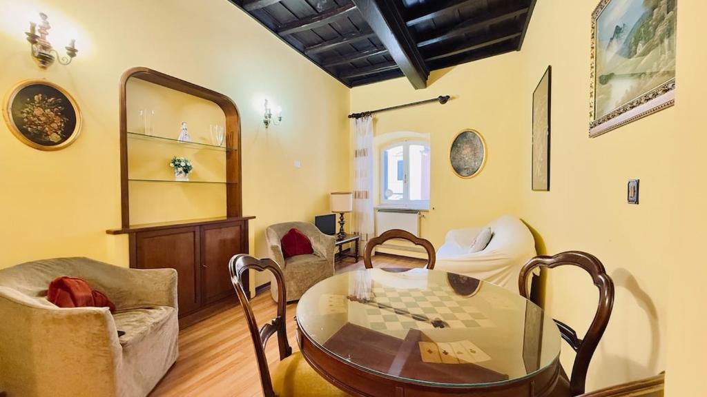 Historic apartment by the Pantheon