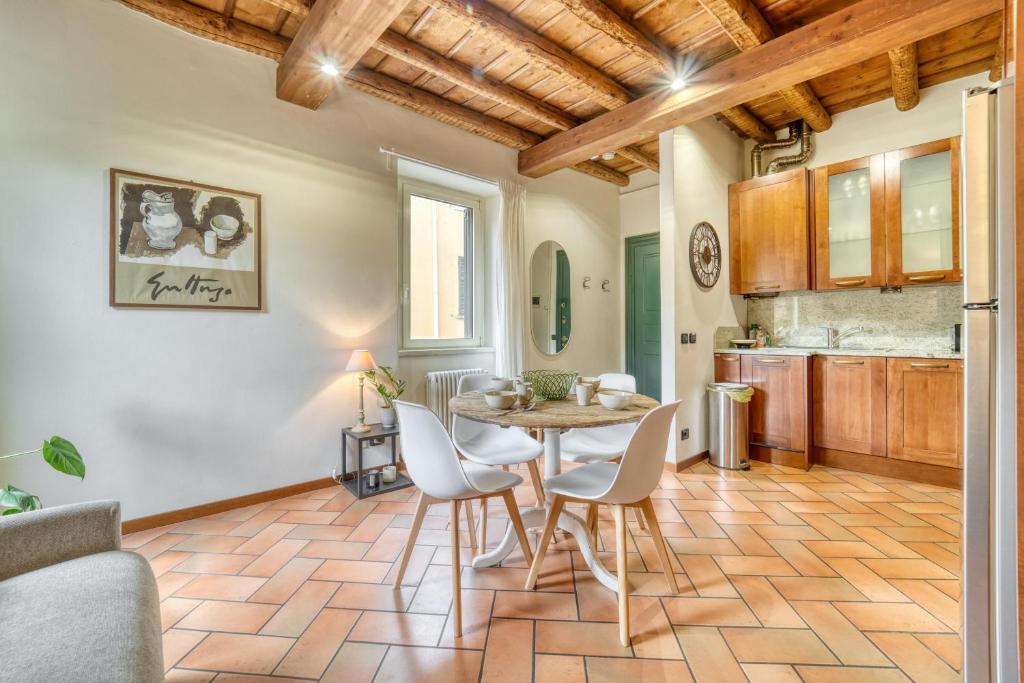 a kitchen and dining room with a table and chairs at CASA DI MILO in Cernobbio
