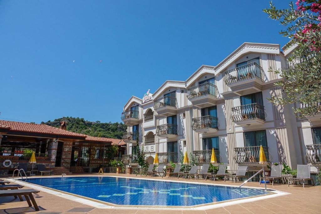 Bazén v ubytování Magic Tulip Beach Hotel nebo v jeho okolí