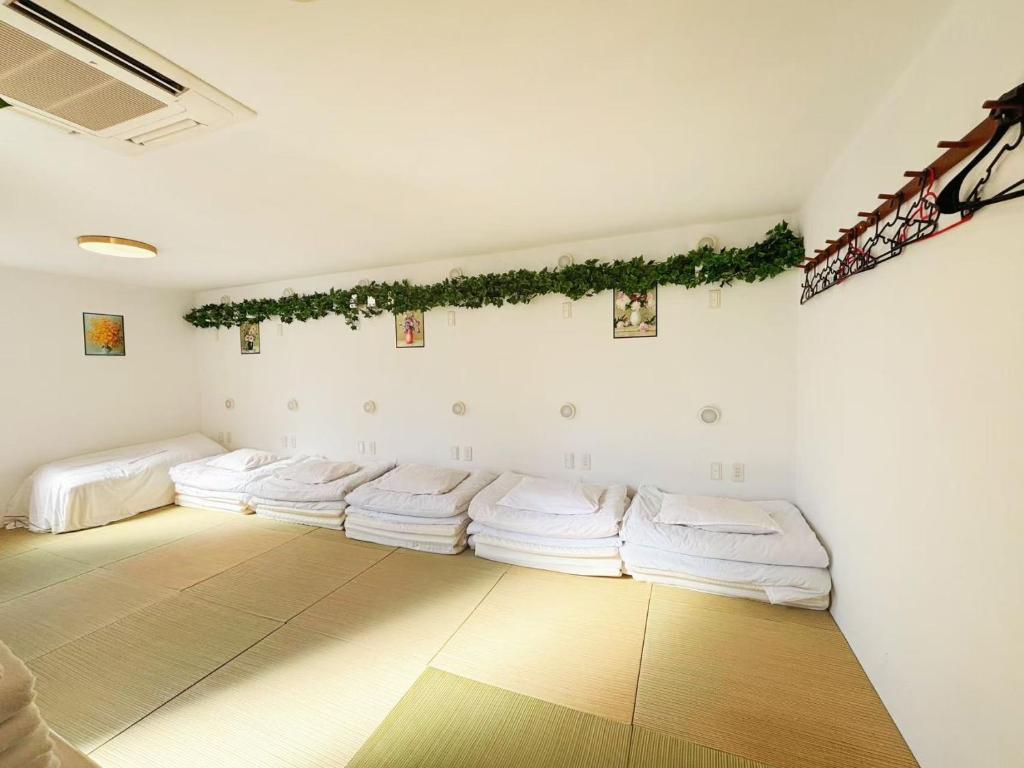a room with a row of white pillows on the wall at 花乃郷 池袋f in Tokyo