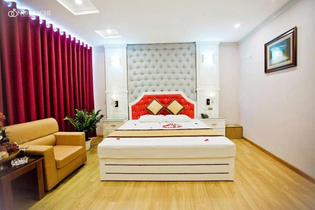 Postel nebo postele na pokoji v ubytování Kawasaki Hotel Cầu Giấy