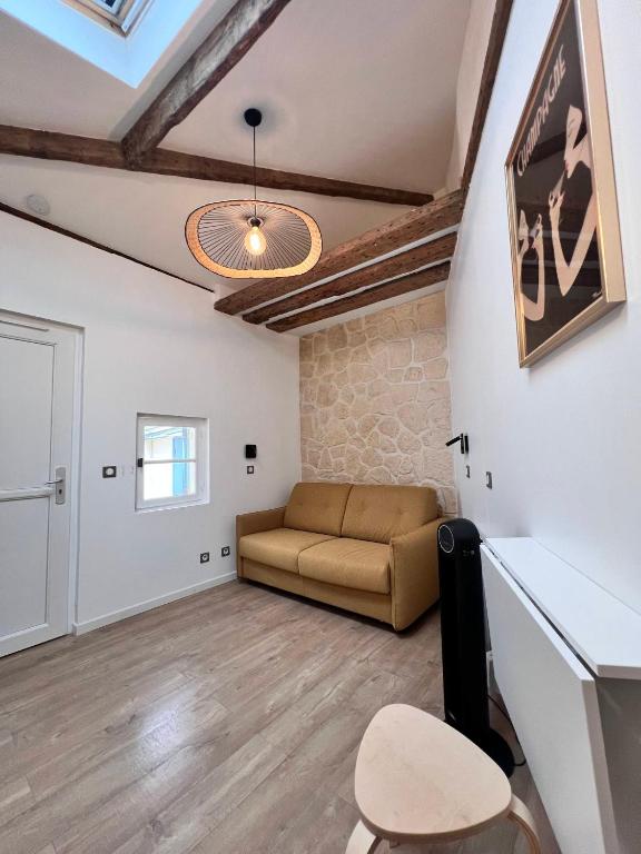 un salon avec un canapé et une table dans l'établissement SO LINK studio - Paris 75004 Marais District, à Paris