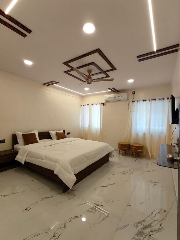 a bedroom with a large bed and a ceiling at Radiant villa in Panchgani