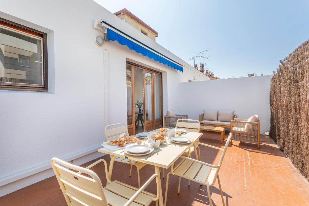 une salle à manger avec une table et des chaises dans l'établissement L'Olympe - Bel appt climatisé dans Marseille, à Marseille