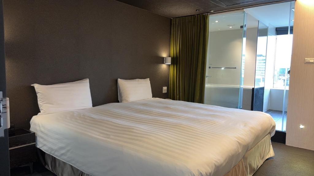 Postel nebo postele na pokoji v ubytování 凡登台北商務旅店