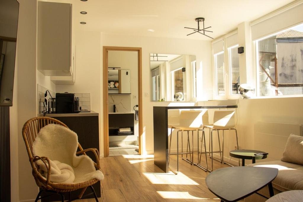 une cuisine et un salon avec un comptoir et des chaises dans l'établissement Suite Aube-Studio 2 pers lumineux centre ville, à Charleville-Mézières