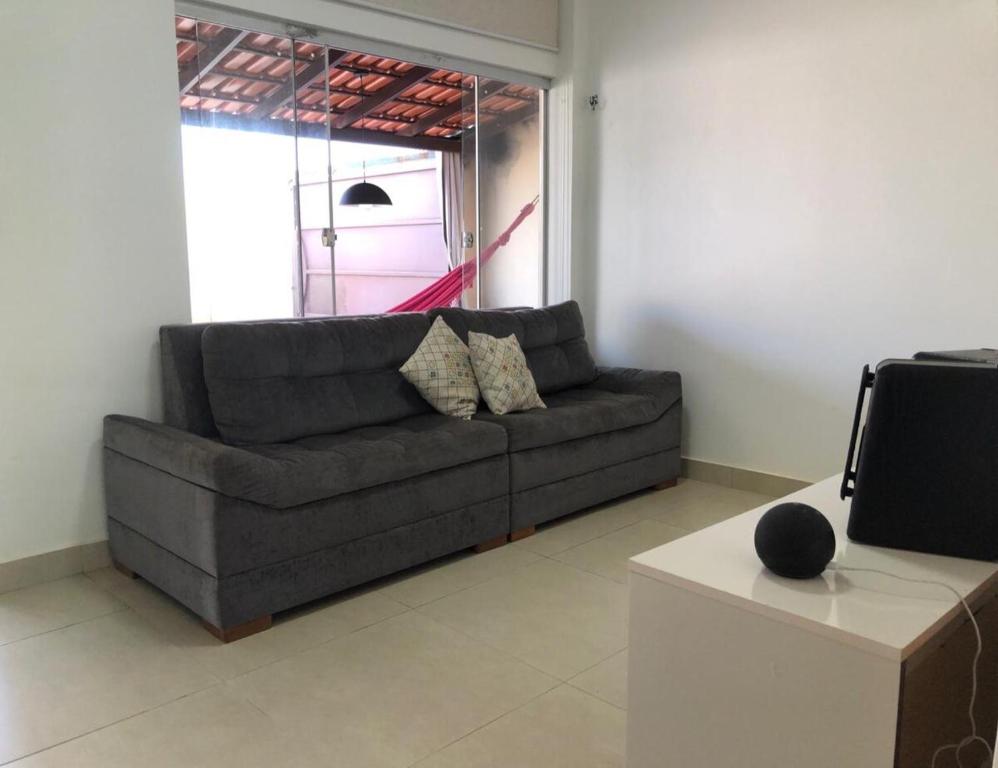 un soggiorno con un divano e una finestra di SuaCasaLongeDeCasa LagoadaPrata a Lagoa da Prata