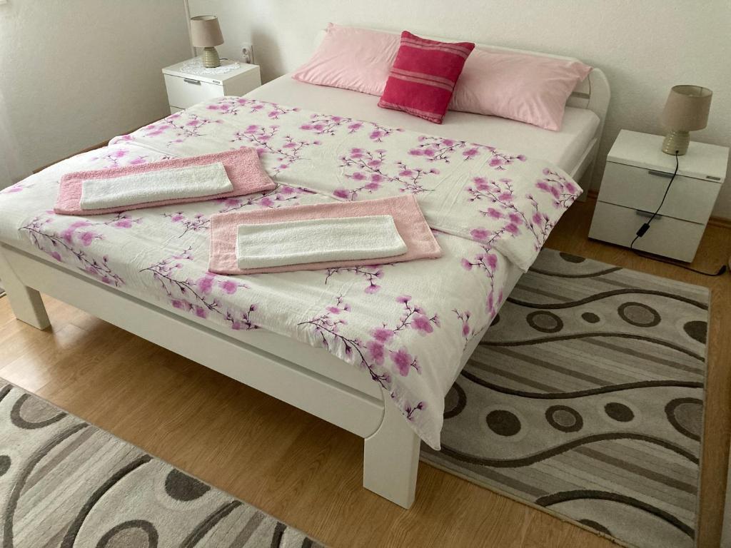 Postel nebo postele na pokoji v ubytování Guest House Konak kod Danke
