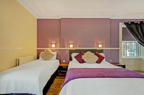 Postel nebo postele na pokoji v ubytování Kinloch Arms Hotel