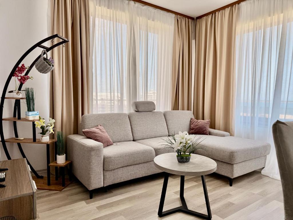 Et sittehjørne på Aqua Vista NUBA - Vedere Top la Mare si Lac - Apartament 2 Camere Summerland - Mamaia