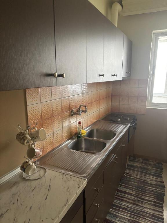 Kuchyň nebo kuchyňský kout v ubytování Studio in Ptolemaida