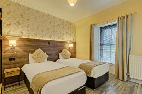 Postel nebo postele na pokoji v ubytování Kinloch Arms Hotel