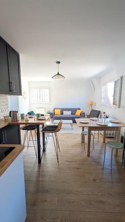 - un salon avec des tables et un canapé dans l'établissement L'Épicentre, 45 m2, 2 chambres, Hyper centre, à Villers-sur-Mer