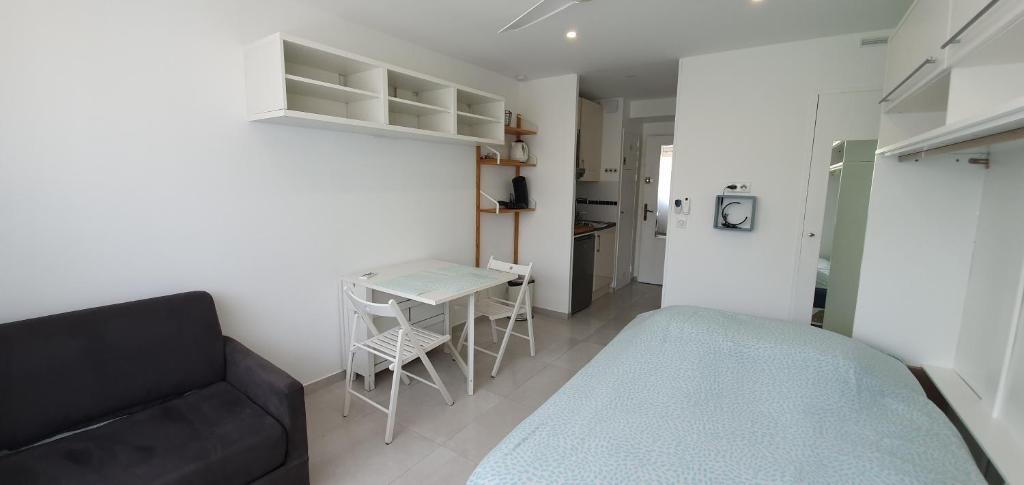 une chambre avec un lit et une table dans une pièce dans l'établissement Studio charmant à Villeneuve-Loubet, 19 m², Climatisation, à Villeneuve-Loubet