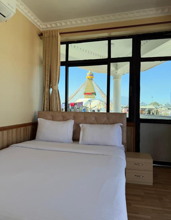 Postel nebo postele na pokoji v ubytování Boudha Mandala Hotel