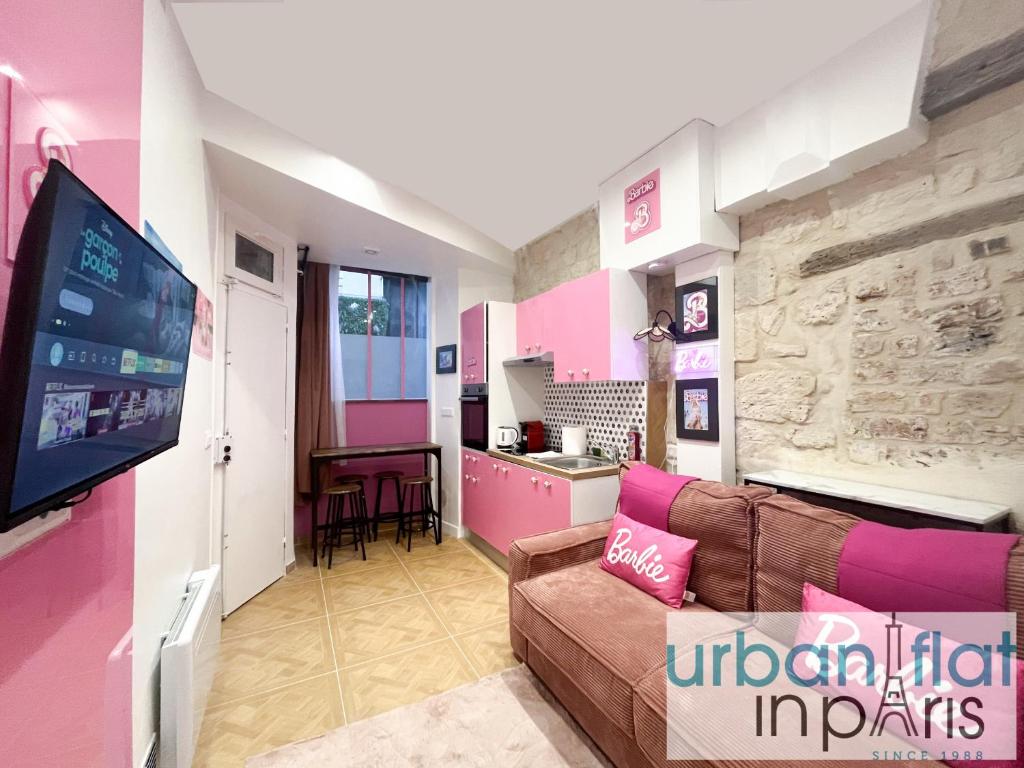 un salon avec un canapé et une télévision dans l'établissement Urban Flat 193 - Barbie Paris, à Paris