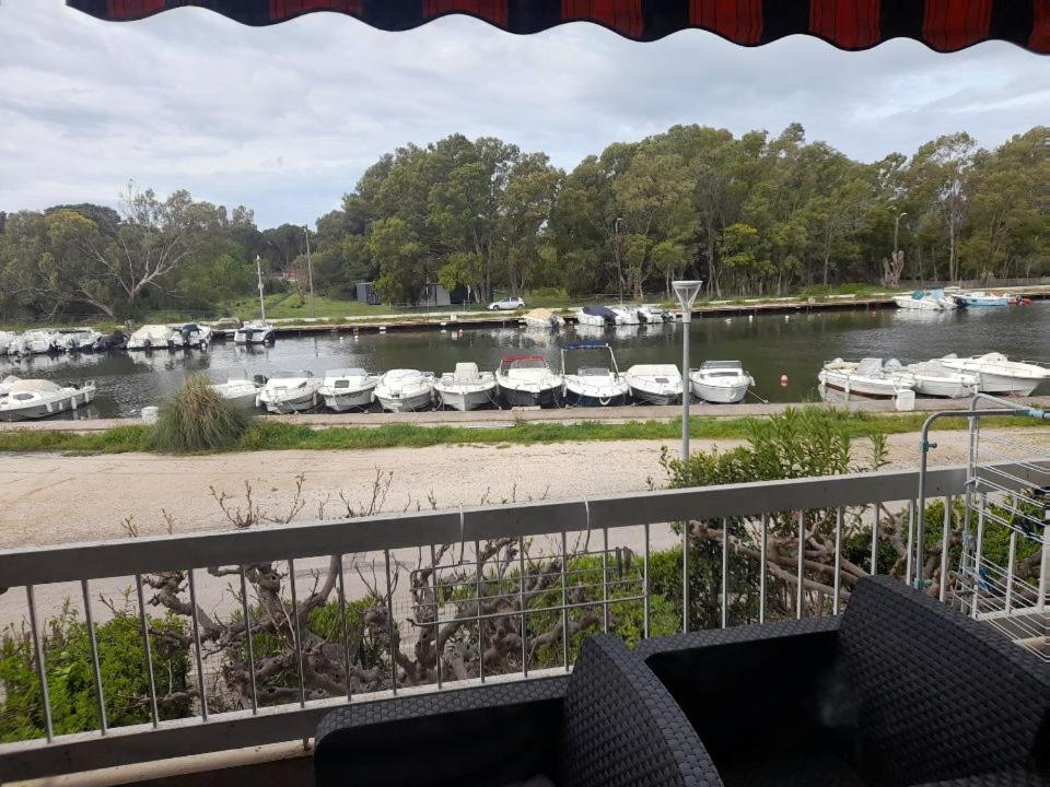 une vue d'une marina avec des bateaux dans l'eau dans l'établissement T2 bord de mer, à Hyères