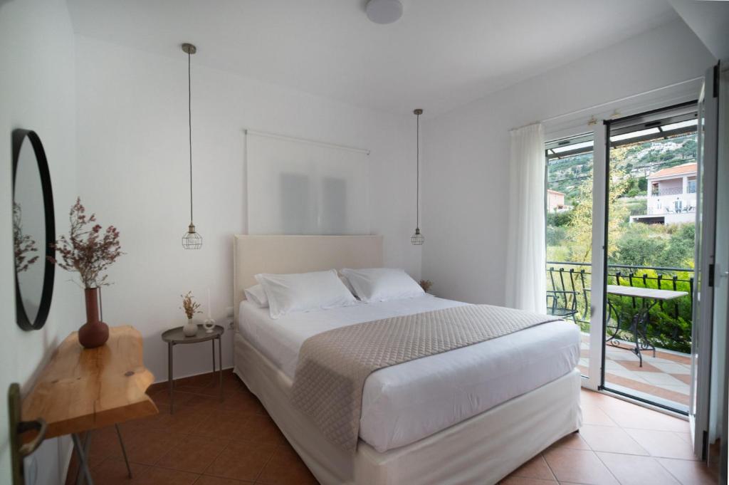 Postel nebo postele na pokoji v ubytování Christoforos Apartments