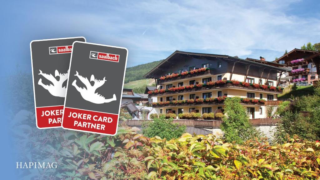 hotel na wzgórzu ze znakiem informującym o konieczności parkowania na niższej karcie w obiekcie Hapimag Saalbach - Inklusive Jokercard w Saalbach Hinterglemm