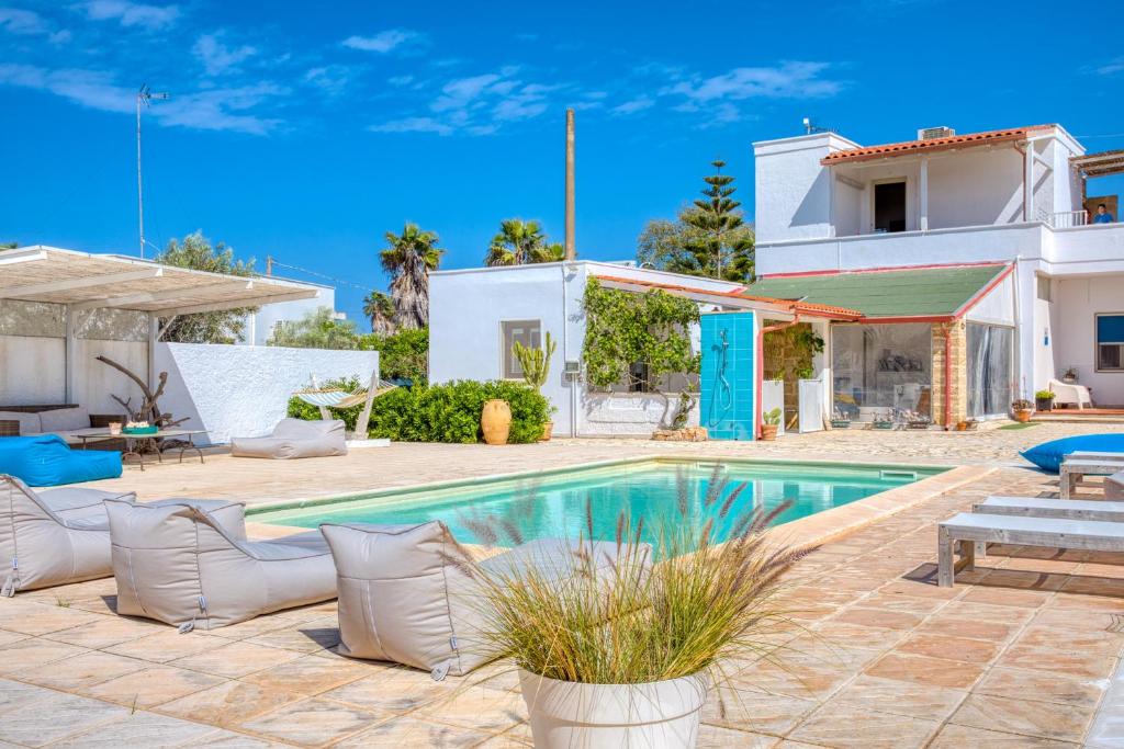 una villa con piscina y una casa en Villa Rilù, en Capilungo